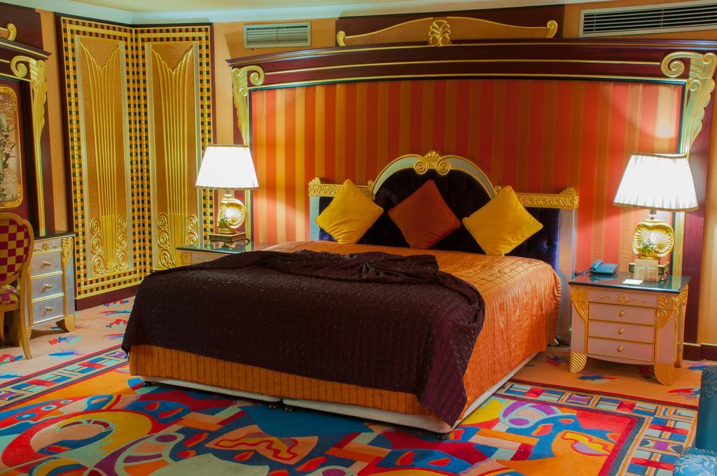 Royal Mirage Deluxe Hotel Marrakesh Eksteriør billede A bedroom in the Emirates Palace