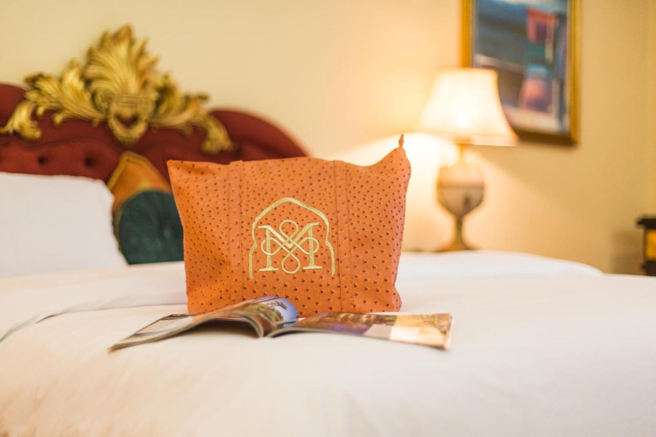 Royal Mirage Deluxe Hotel Marrakesh Eksteriør billede A pillow with the hotel's logo